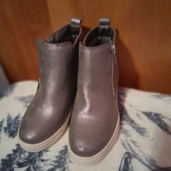 Sliver Wonder Nation wedged shoes Size: 3