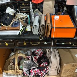 Chinese Make Up Table Come With Chairs