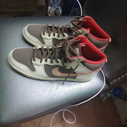 DS MENS NIKE Dunk HI Retro SE BAROQUE BROWN 