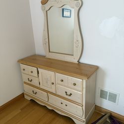 Cream Dresser with Mirror – Vintage Cottage Style (Missing Handle)