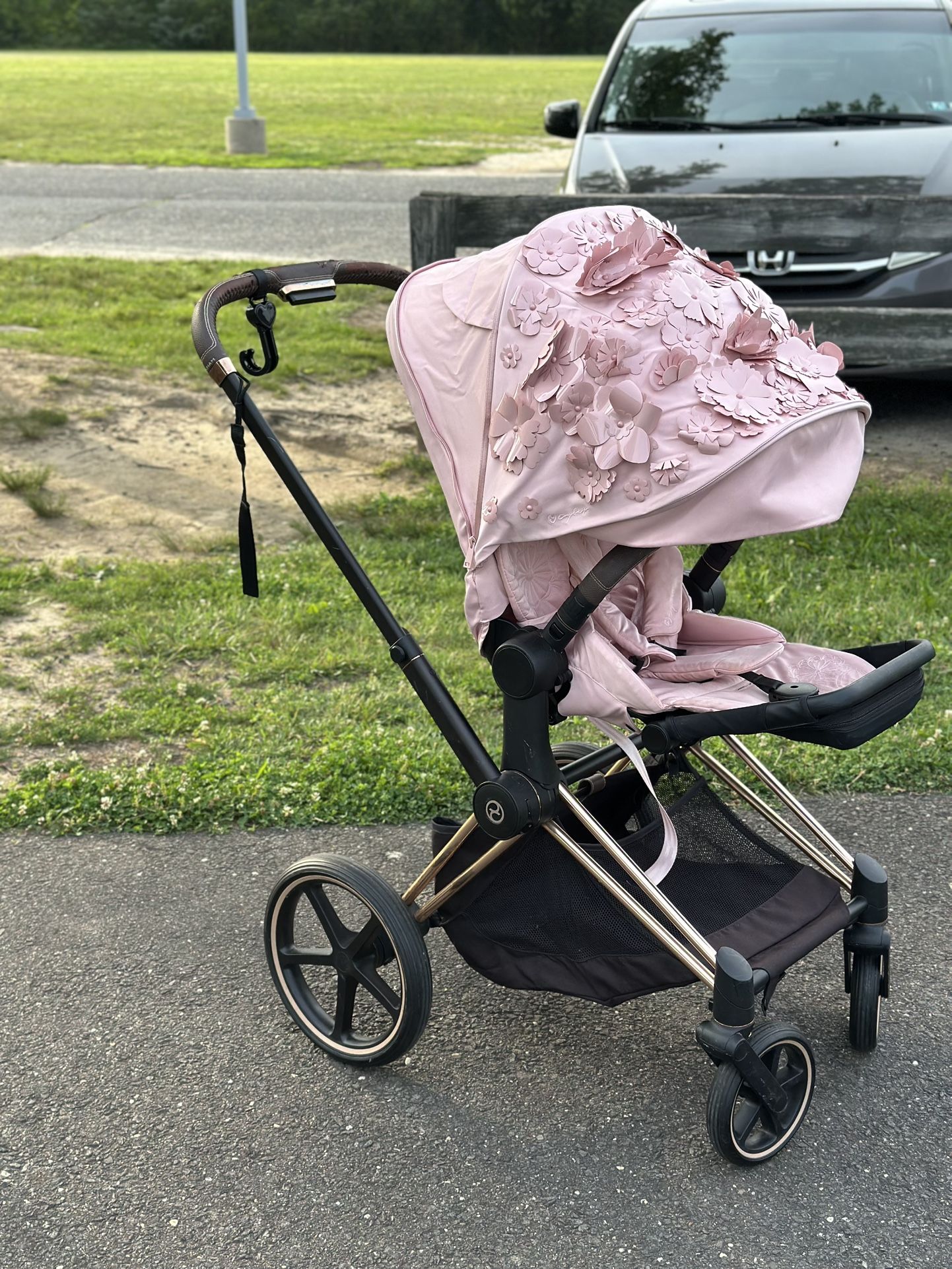 Cybex priam pale blush seat pack and jeremy scott wings carry cot with frame