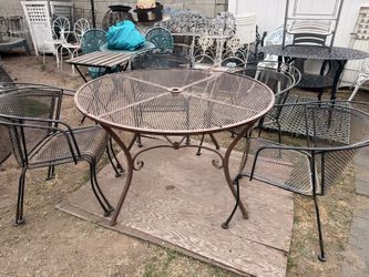 Patio set / 6 chairs and table