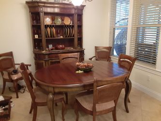 Hooker (brand) Dining Room Set with China Cabinet — Excellent Condition