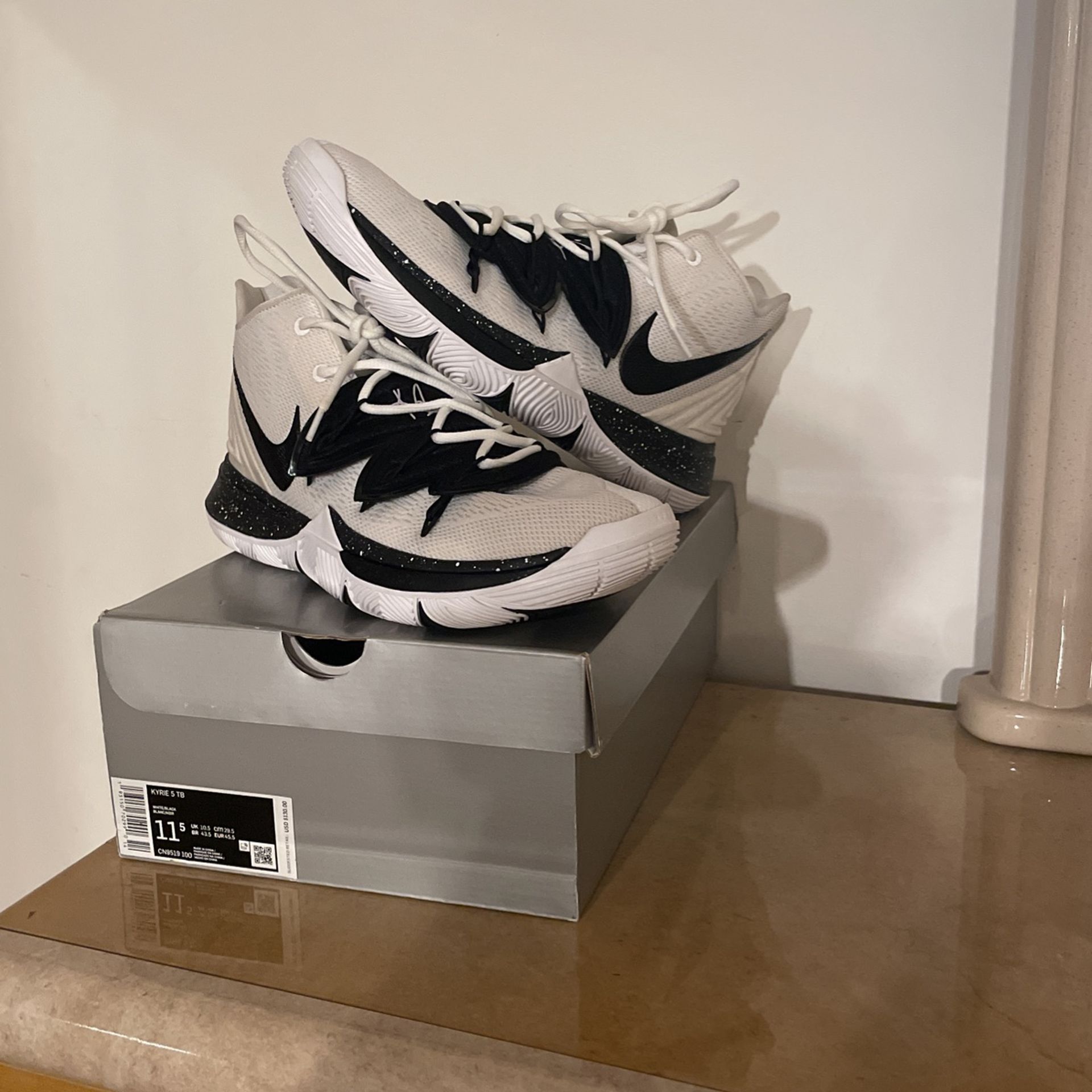 Kyrie 5 team white black 2025