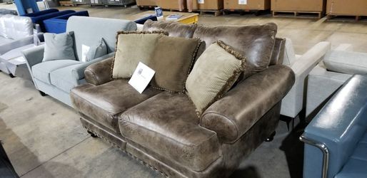 Claremore Loveseat