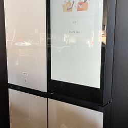 Samsung Bespoke Bespoke 22.5 Cu. Ft. 4-Door Flex French Door Refrigerator with AI Family Hub+ in White Glass
