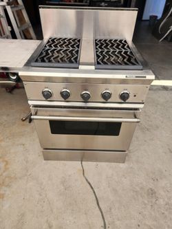 Thermador STAINLESS STEEL 30 in wide Gas and household 120 volt power 4 burner gas stove