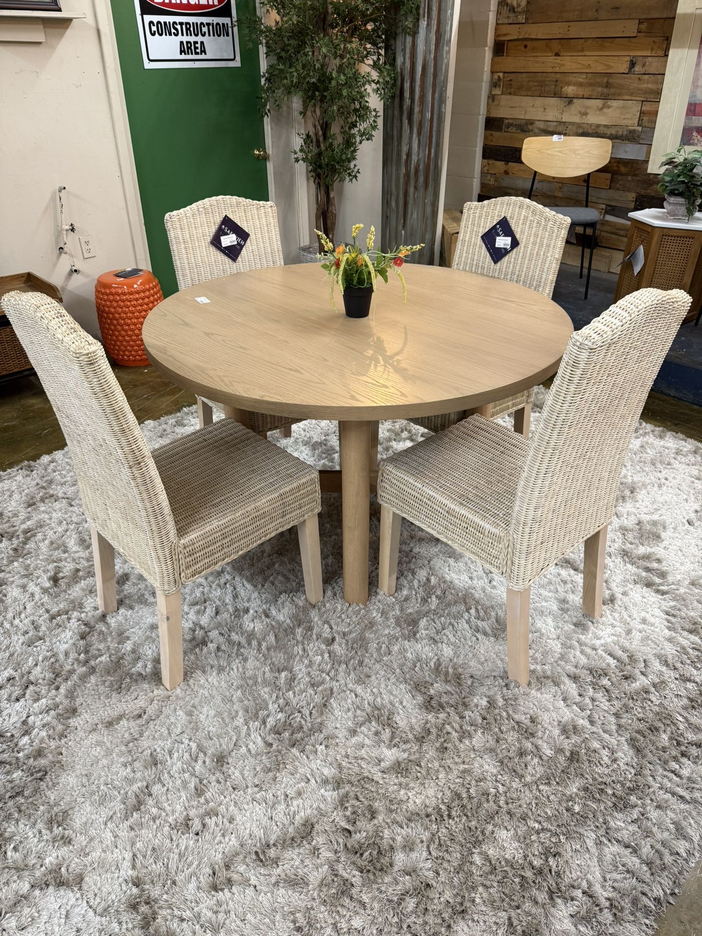 Round Kitchen Table With 4 Chairs