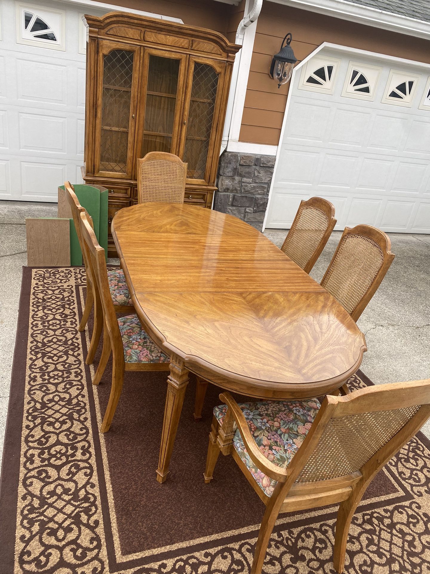 Beautiful 10Piece Dining Set 6 Chairs 2 Leafs China Hutch