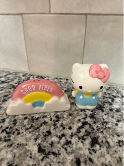Hello kitty salt & pepper shakers