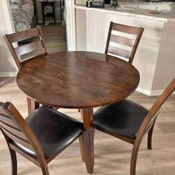 Round Kitchen Table With Four Matching Chairs..(Check Out My Profile) $250 5pc Set 