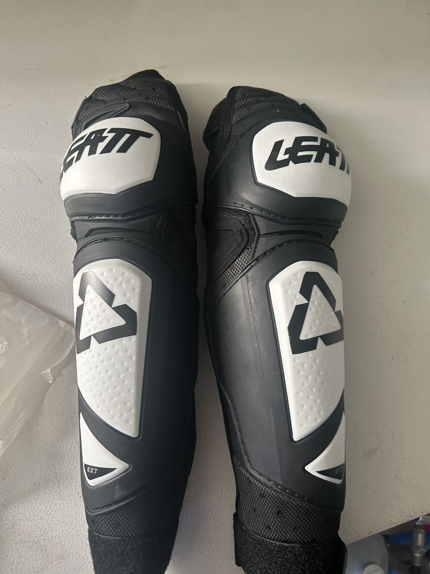 L/xl Leatt Knee Guards