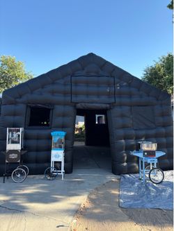 INFLATABLE PARTY HOUSE