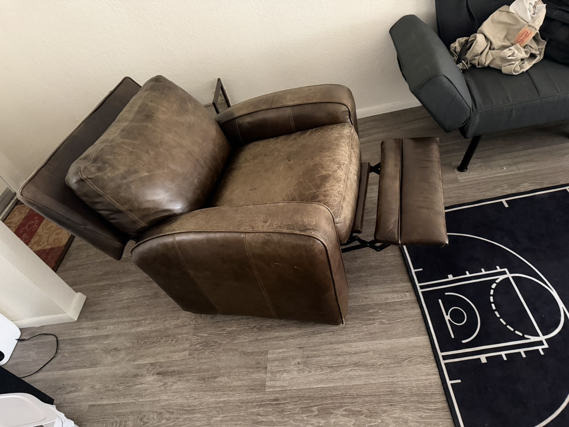 Thomasville Massive Recliner 