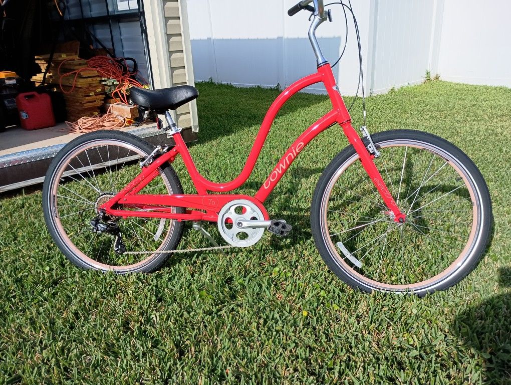 Trek Electra Townie 7D , Color Red, Medium Frame, Like New, Price Reduced