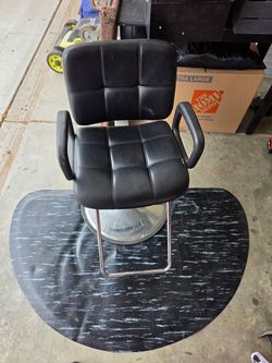 Barber/stylist chair