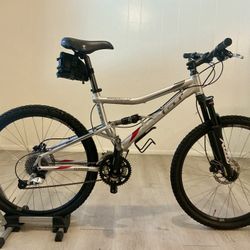 Gorgeous GT full suspension Mountain Bike (1-owner) - Like New, Disc brakes, Free Extras 