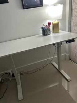 Ajustable Desk in White Home Office