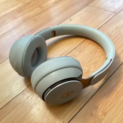 Beats Solo Pro Noise Concelling.