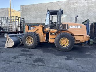 WHEEL LOADER - CASE 621D WITH NEW TIRES AND FREE BUCKET