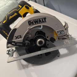 DEWALT 20-Volt MAX 7-1/4 in. Cordless Circular Saw (Tool Only) NEW