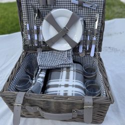 Picnic 🧺 Basket With Forks 🍴 Plates, Cups ,Napkins And Picnic Blanket