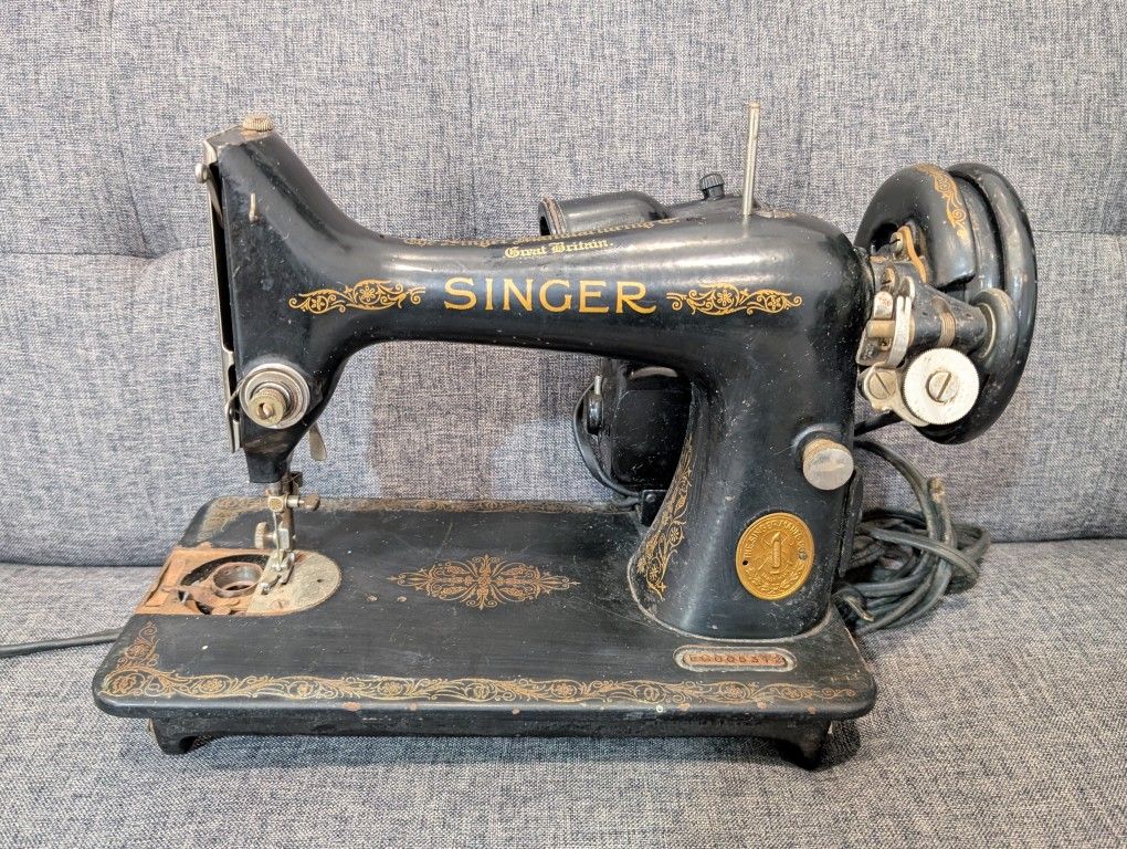 Singer Sewing Machine Antique Vintage 1950s