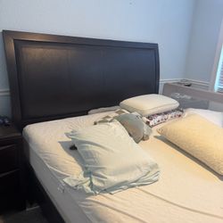 King Bedset An Two Nightstands 