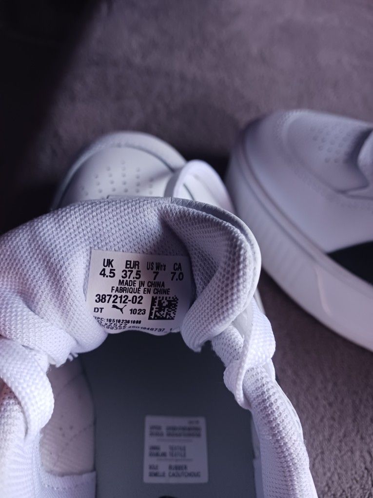 Womans Pumas Size 7