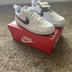 New Nike sneakers youth size 6.5Y women size 9