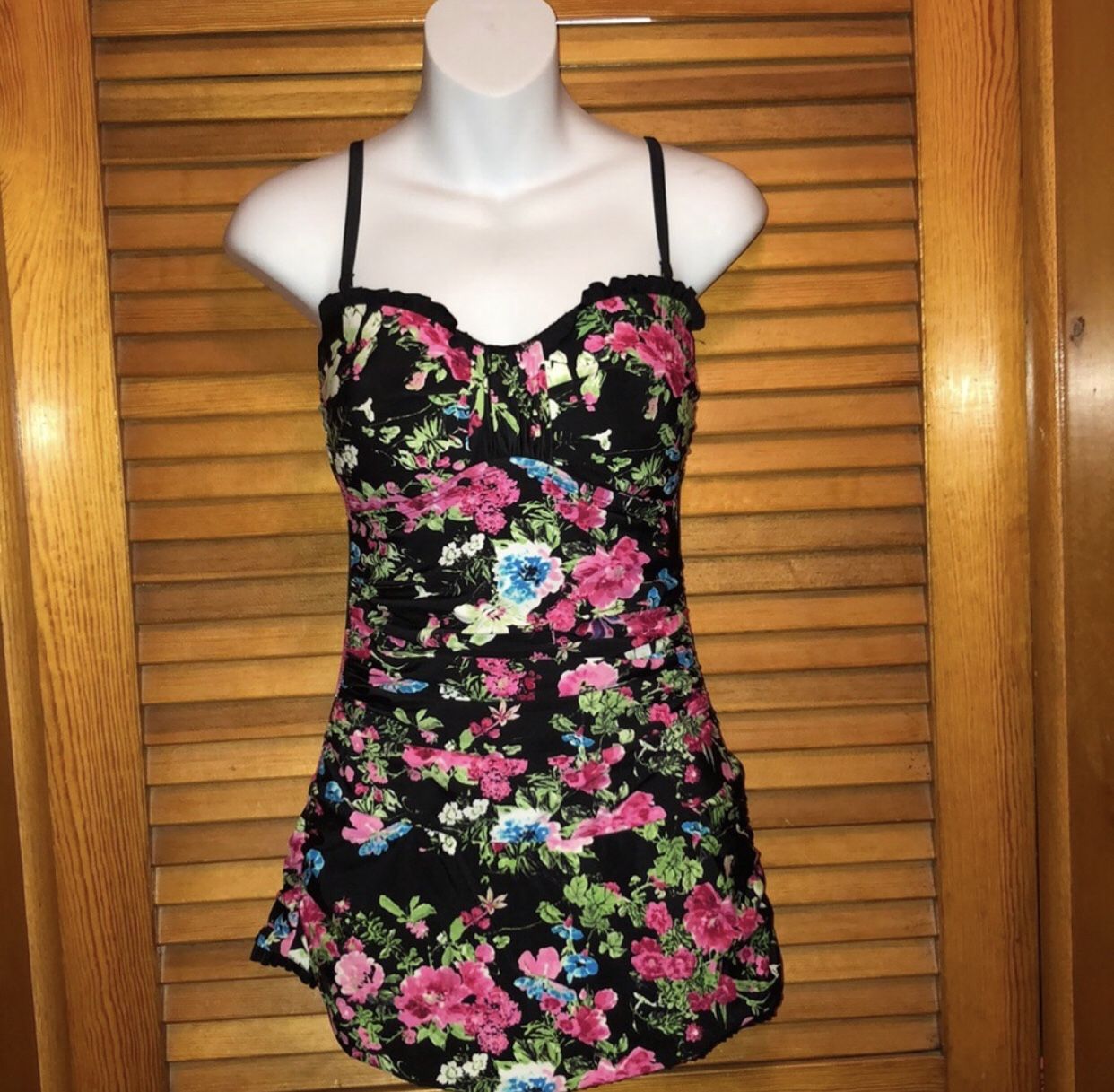 NWOT Shore Shapes Size 8 Floral Bathing Suit WithA Ruffle Bottom/Skirt