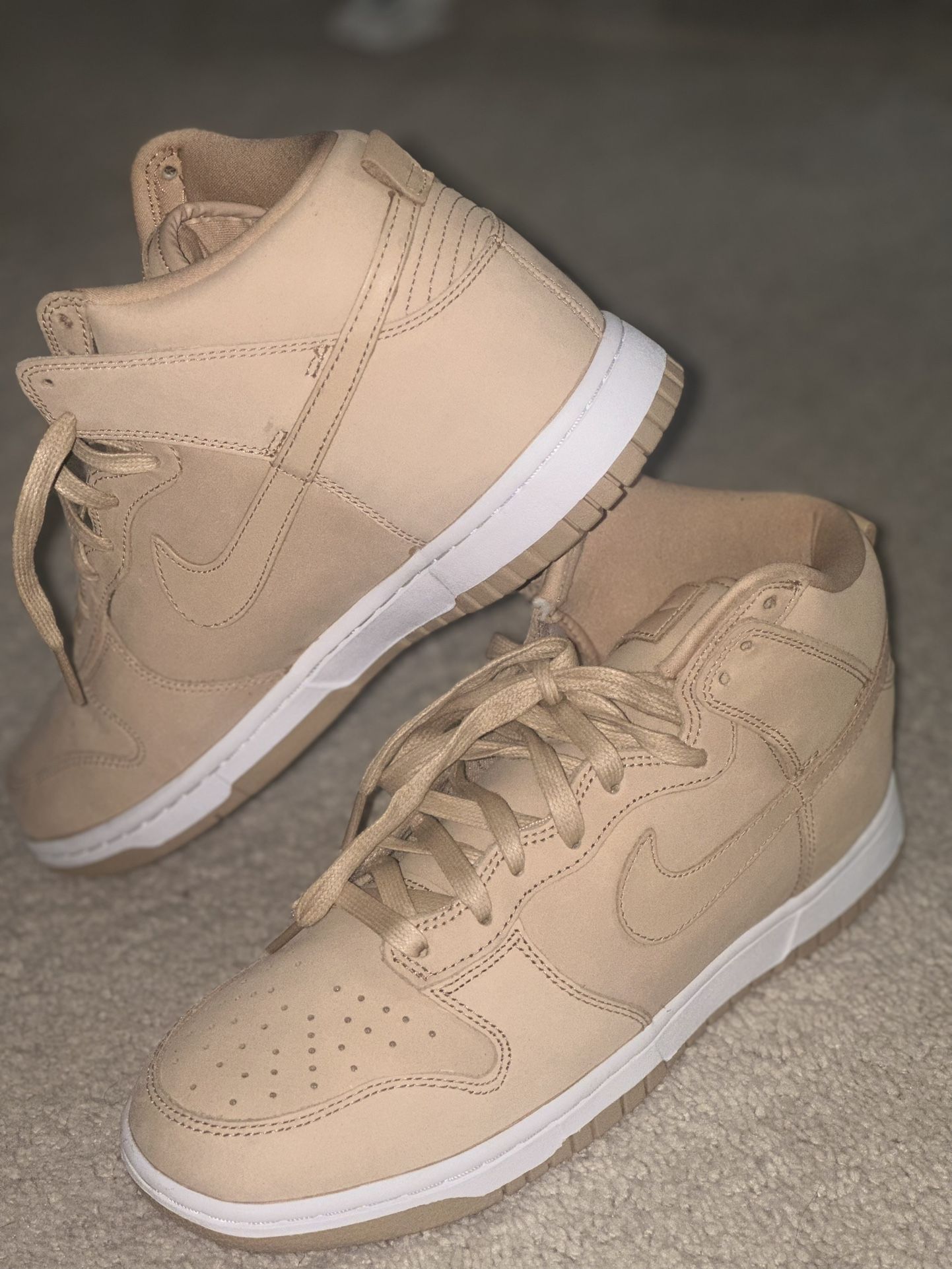 Nike Dunks Tan (Women’s 10.5 / Men’s 8.5)