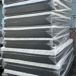 Mattress On Sale.      Queen Size Memory Foam 13”       New Mattress In Plastic Sealed 