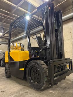 DAEWOO Pneumatic tires forklift 5500 lb capacity,3 stage,side shift