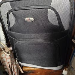AMERICAN AIRLINES  CARRY-ON (LAUGUGE) BAG ON WHEELS