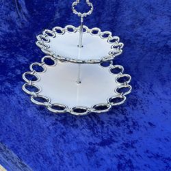 Like new, beautiful serving stand 