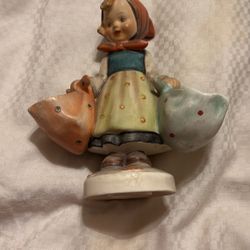 M J Hummel Mothers Darling #174