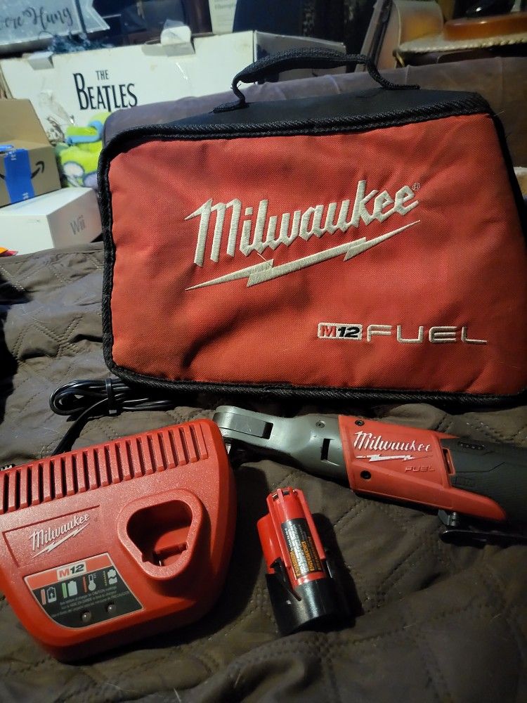 INCLUDES:
M12 FUEL Brushless 3/8" Ratchet 2557-20)
Battery
Charger
Carrying Case
