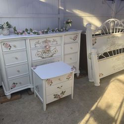 French Boho Style Queen Bedroom Set Are Four Pieces, Bed Frame,nightstand,big Dresser,mirror Set Has Been Refurbished!!🌺