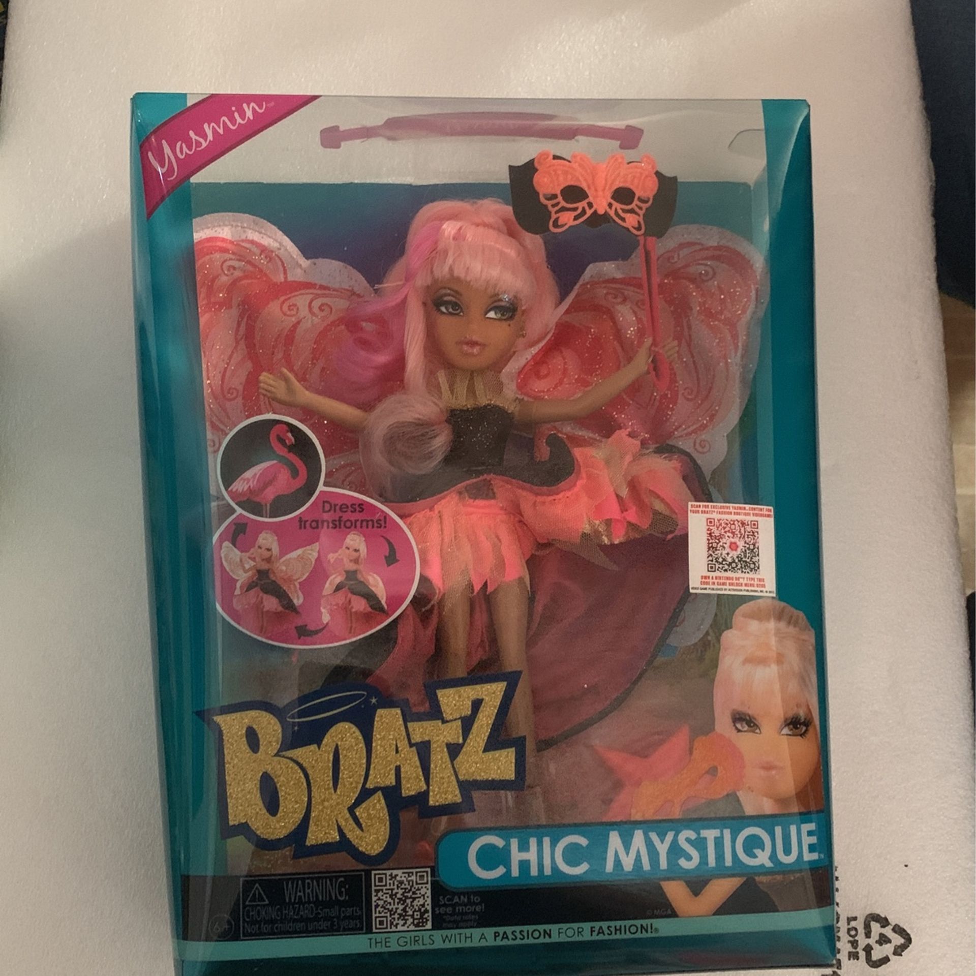 Bratz Chic Mystique Yasmin Doll Halloween FLAMINGO Dress Transforms Masquerade