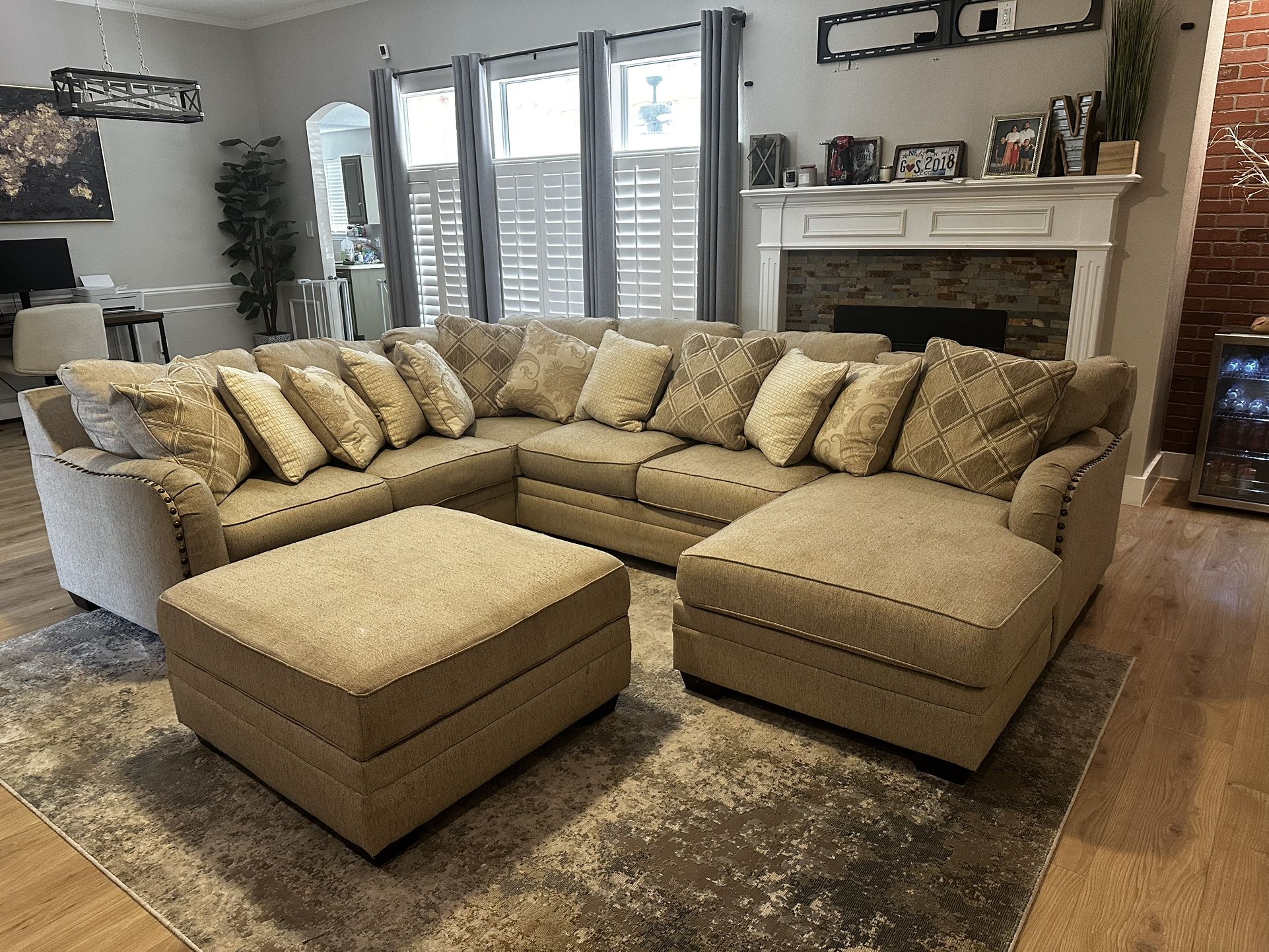 Sectional Couch with ottoman