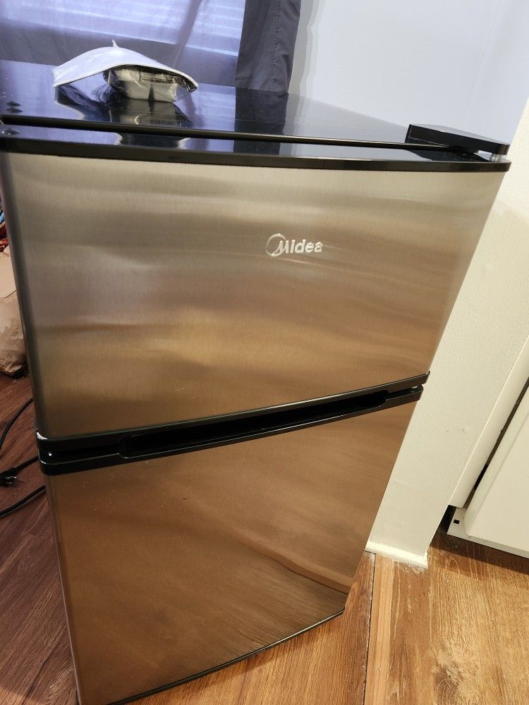 PPU-Midea 3.1 Cu Ft Mini Fridge and Freezer