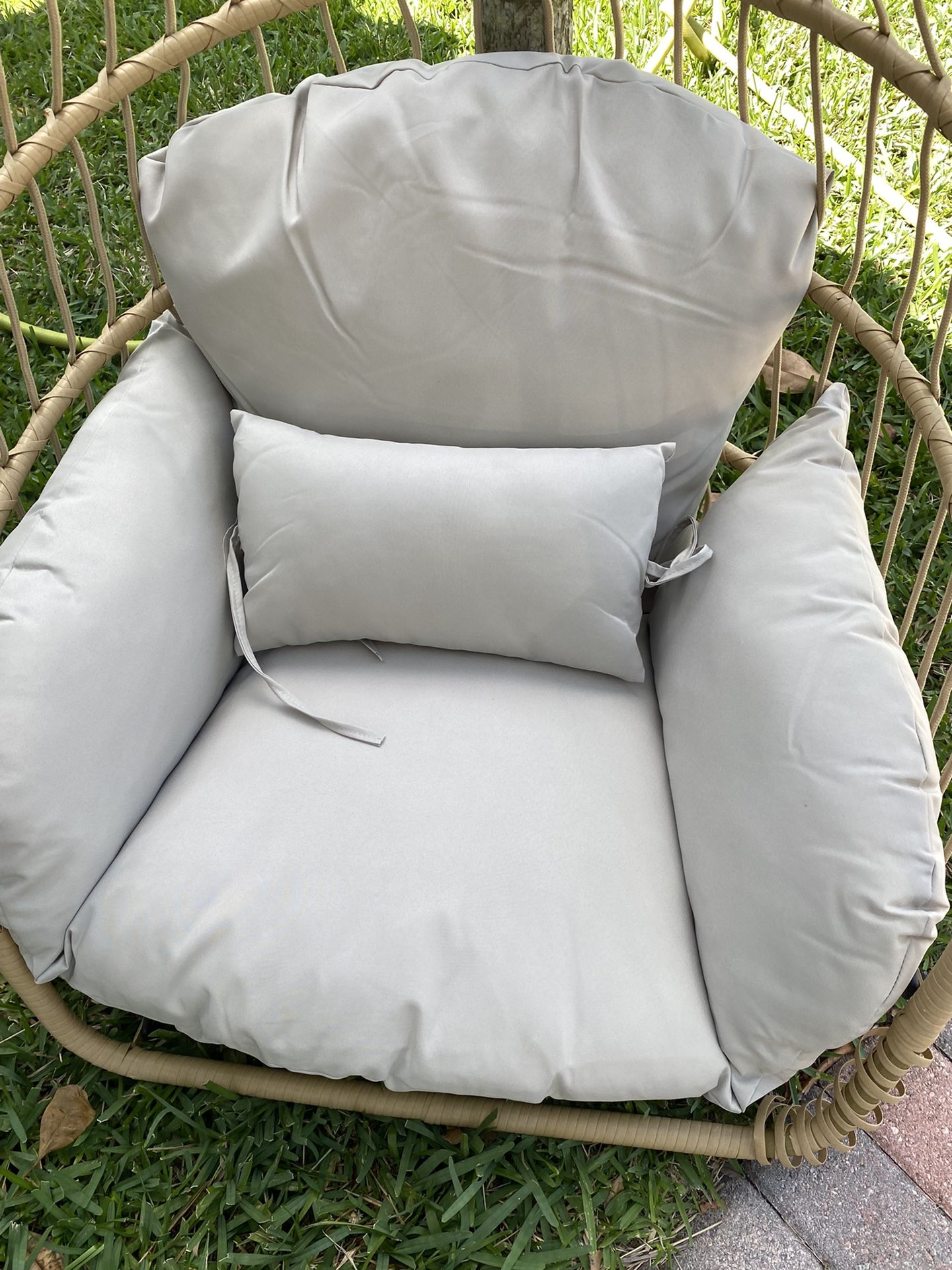 BRAND NEW HANGING EGG CHAIR- STAND NOT INCLUDED- READ DESCRIPTION!