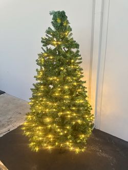 7.5 Pre-Lit Artificial Christmas Tree
