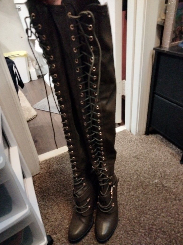 Size 8 Thigh Hígh Boot