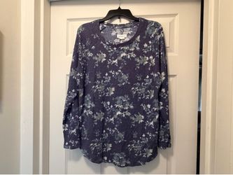 Peace & Pearls waffle knit tunic features a blue blurred floral pattern and a hi-low hem