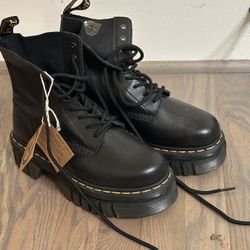 Doc Martens Women’s 6