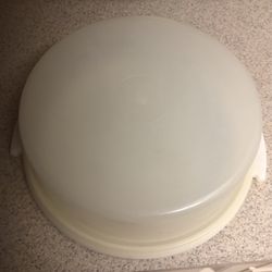 Tupperware Pie Keeper $5