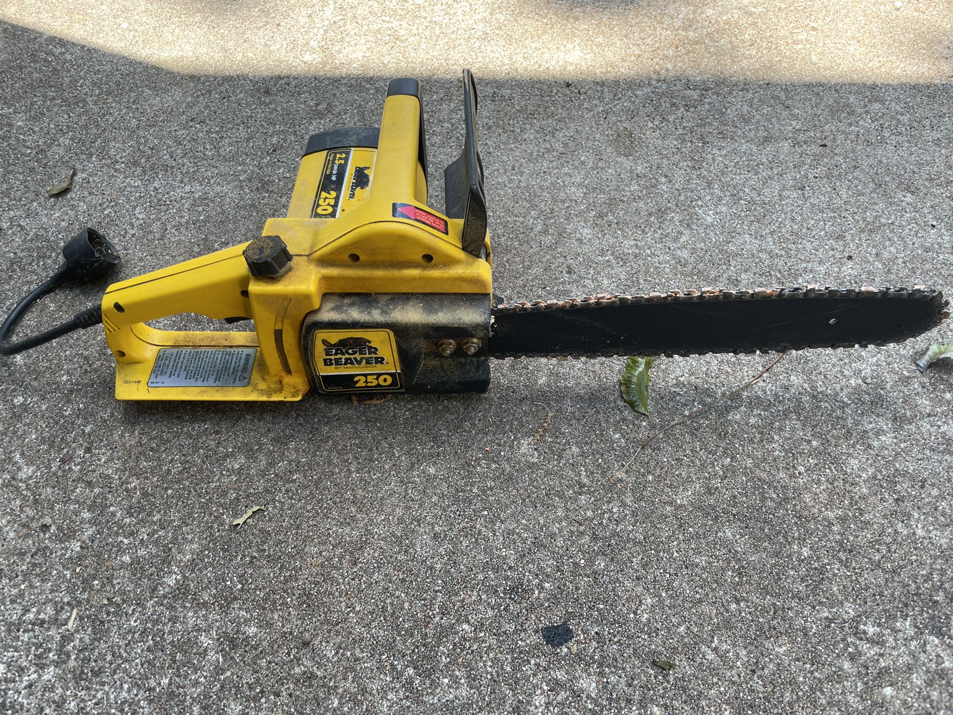 Corded Electric Chainsaw- Leaks Chain Oil 