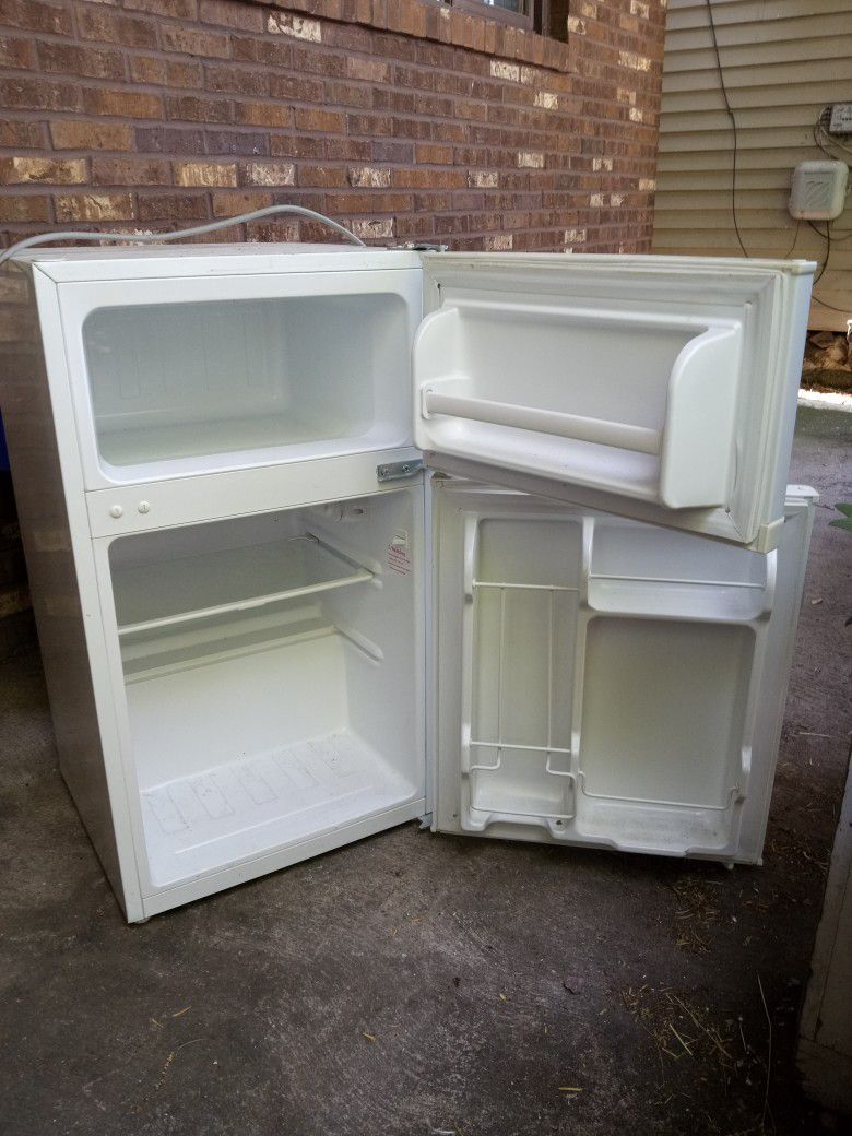 Igloo Mini Refrigerator 